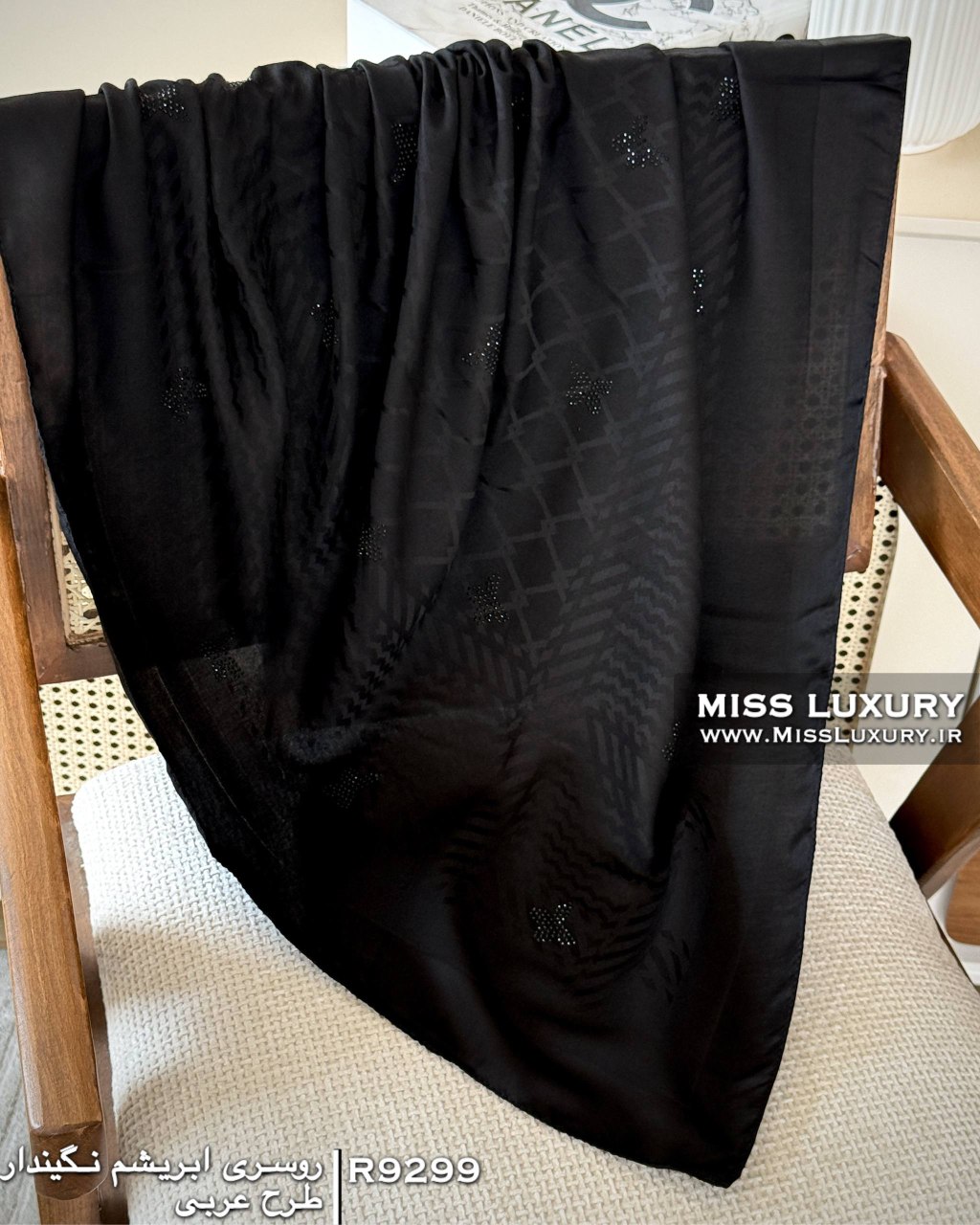 روسری ابریشم نگین دار طرح عربی R9299 - Image 3