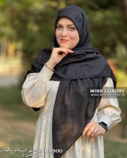 روسری ابریشم نگیندار طرح شنل میس لاکچری