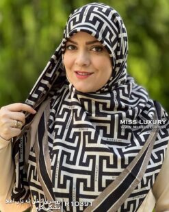 Alternative view of روسری نخی لمه دار مشکی کرم R10391